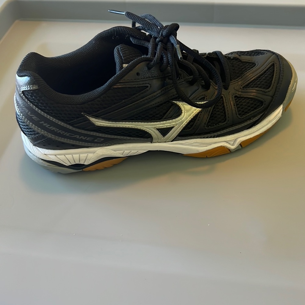 Gently used Women’s Mizuno Wave Hurricane 2 volleyball shoes